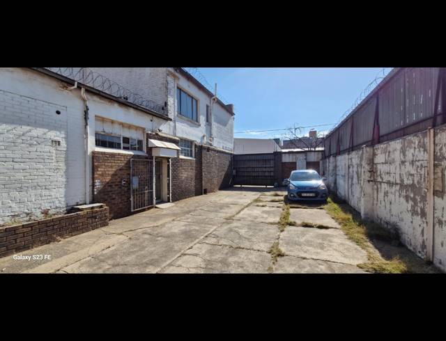 1,500M² WAREHOUSE FOR SALE IN NEW CENTRE